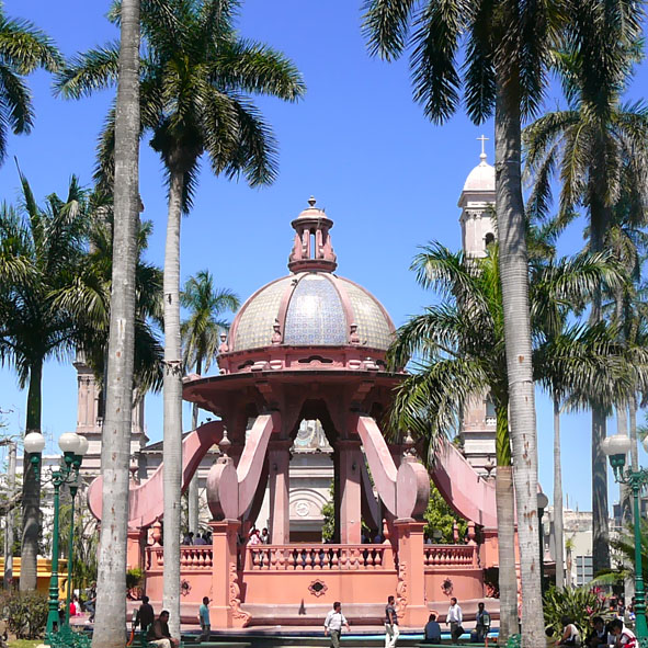 Disfruta del ambiente de la Plaza de Armas de Tampico